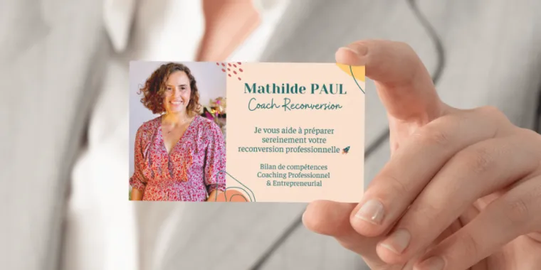 Personne prenant des notes et réfléchissant à son projet professionnel, pour illustrer la construction de la confiance en soi.