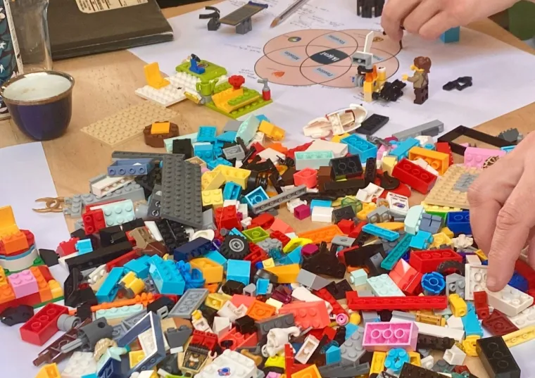 Animatrice de l’atelier guidant les participantes dans leur réflexion Ikigaï 
