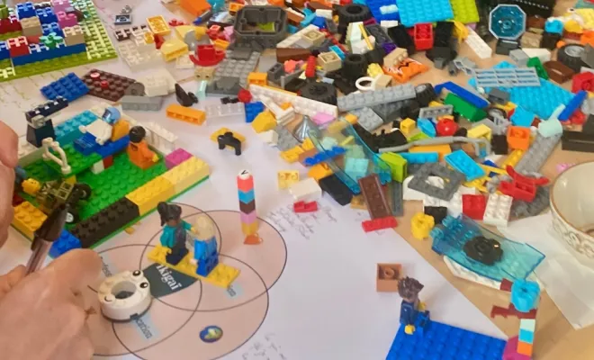 Moment d’échange en petit groupe lors de l’atelier Ikigaï LEGO® à Lille